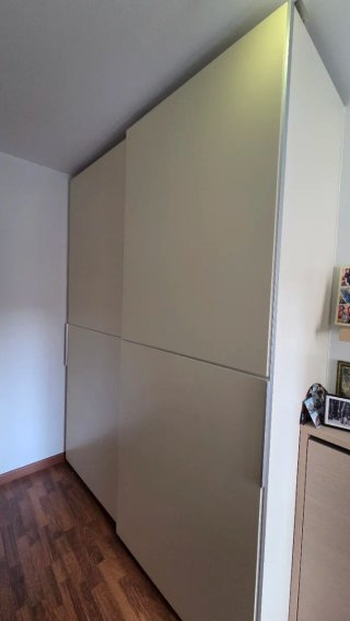 Armario de madera hecho a medida por carpintero
