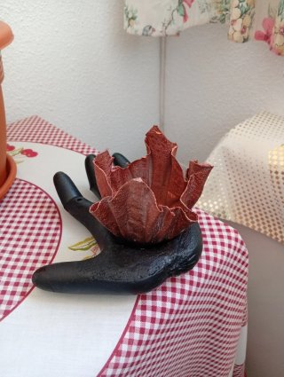Portavelas negro con forma de mano