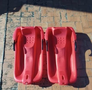 2 Trineos de Plástico Rojos