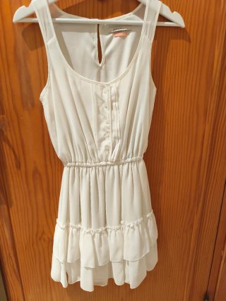 Vestido de gasa crudo con falda volantes.