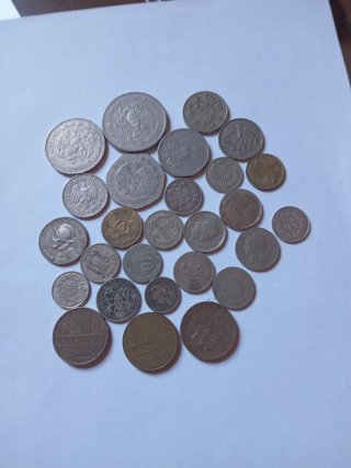 Lote de 27 monedas internacionales variadas