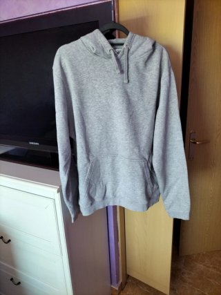 Sudadera con capucha gris