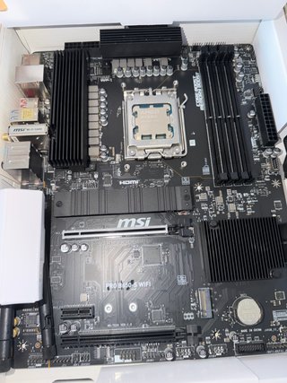 Placa Base MSI B650 Plus WiFi + Ryzen 7 9700X