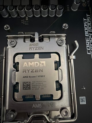 Procesador AMD  Ryzen 7 9700x + MSI B650 Plus WiFi