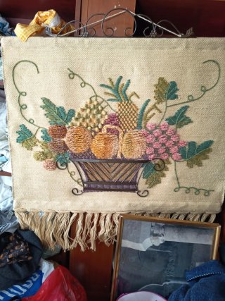 Tapete Bordado Vintage con Motivo de Frutas
