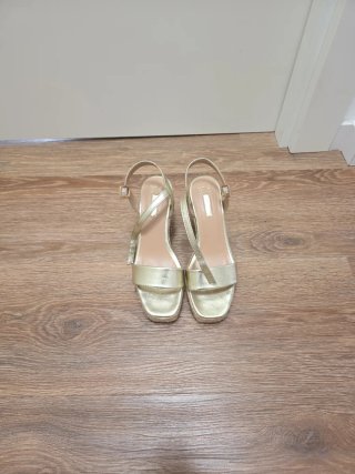 Sandalias Doradas con Plataforma