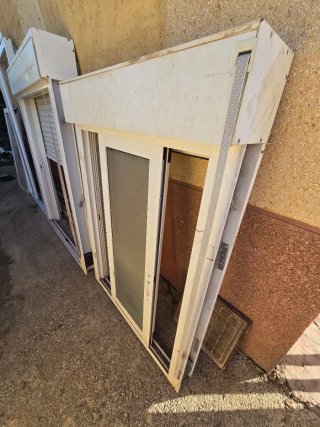 2 ventanas de Aluminio Blancas con Persiana