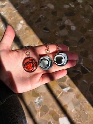 Llaveros artesanales inspirados en ALCHEMISED