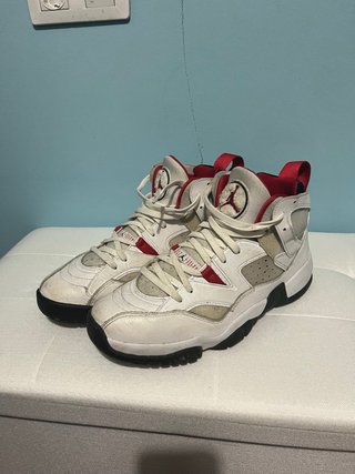 Zapatillas Jordan Blancas y Rojas