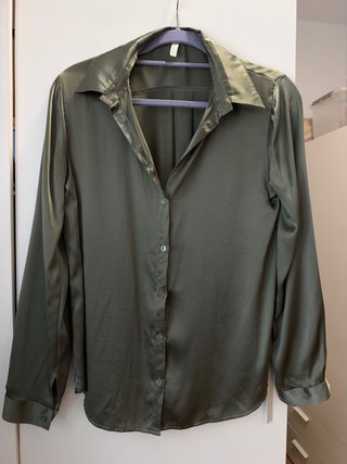 Camisa de seda verde oliva