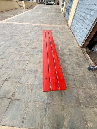 Banco de madera rojo