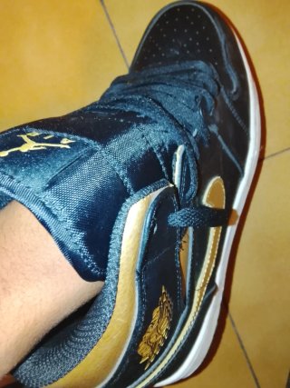 Zapatillas Jordan Negras y Doradas