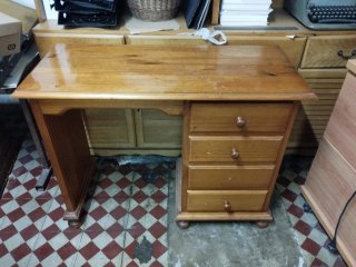 Escritorio de Pino con Cajonera