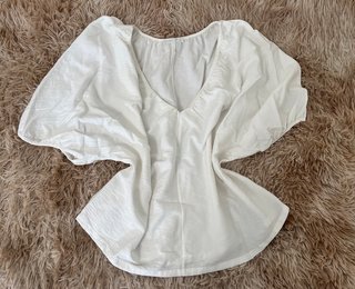 Blusa blanca fluida de manga corta escote v