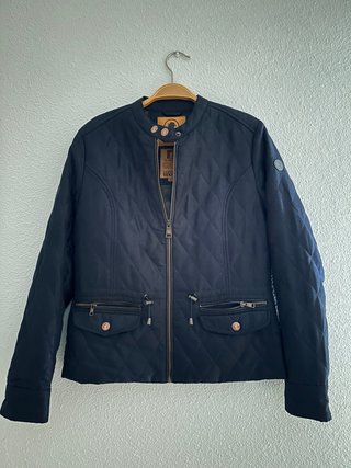 Cazadora corta acolchada negra