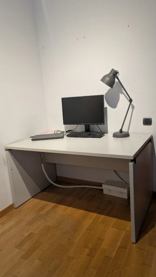 Mesa de escritorio gris claro