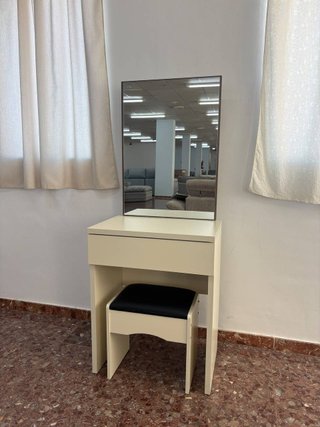 Toeletta per trucco bianco con specchio e sgabello