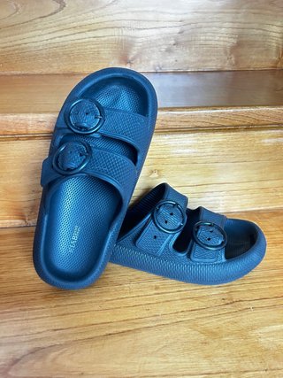 Chanclas Negras con Hebillas