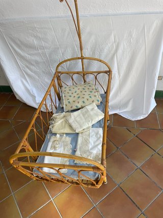 Cuna de Mimbre con Ropa y Colchón