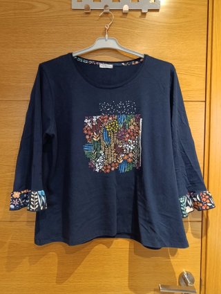 Camiseta azul con estampado floral