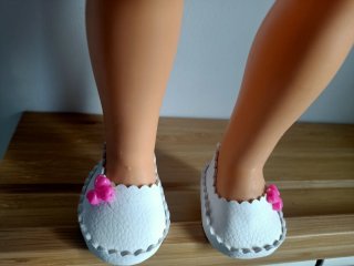 Zapatitos blancos para muñeca