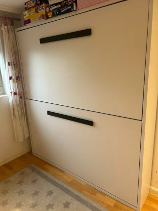 Literas abatibles integradas en mueble de diseño.
