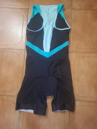 Tritraje deportivo negro y turquesa
