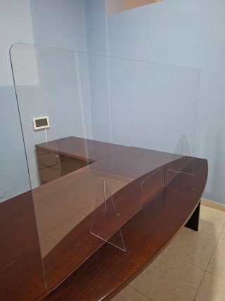 Dos mamparas de Protección para mesa transparente