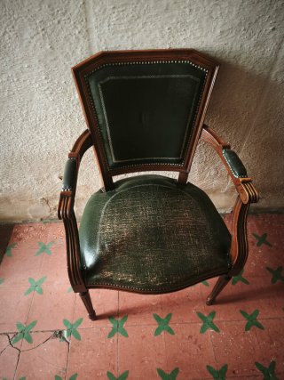 Silla antigua de madera y piel
