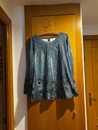 Camiseta verde con detalles estampados