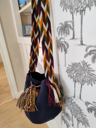 Bolso de crochet azul con asa estampada