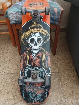Monopatín con diseño de calavera ( marca Element )