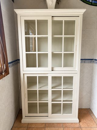 Vitrina de madera color crema con puertas correder