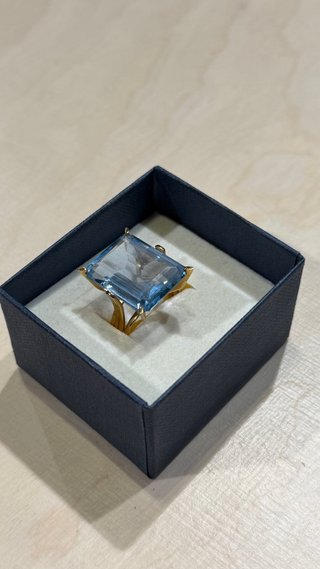 Anillo de Oro 18k con Aguamarina