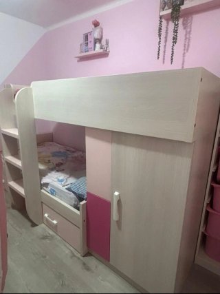 Habitación juvenil con 2 camas y armario