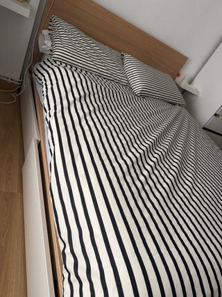 Cama IKEA con estructura de madera