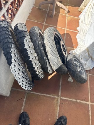 Lote de 5 Llantas y Neumáticos