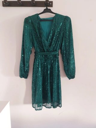 Vestido de fiesta verde con lentejuelas