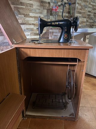 Máquina de coser Alfa con mueble
