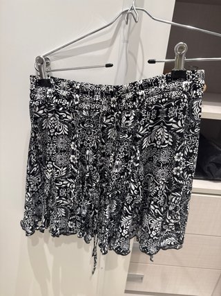 Falda estampada en blanco y negro