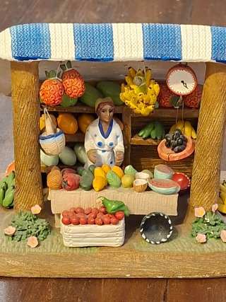 FIGURA DECORATIVA PUESTO DE FRUTAS CERÁMICA