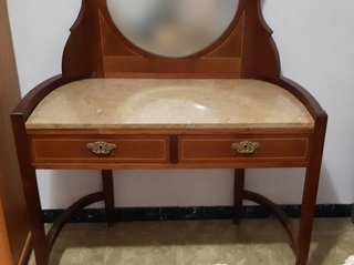 Tocador antiguo de madera y mármol