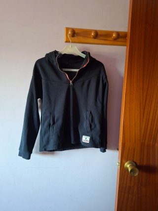 Sudadera Negra con Cremallera