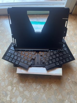Teclado Bluetooth Logitech con Base