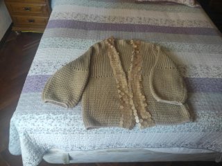 Chaqueta de punto beige con lentejuelas