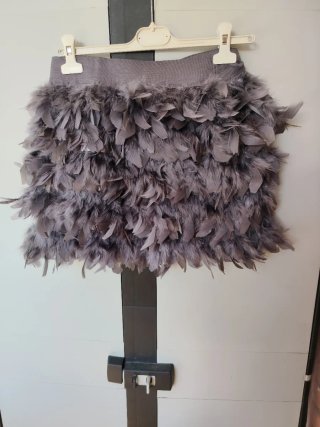 Falda de plumas gris