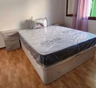 Canapé abatible de madera con colchón