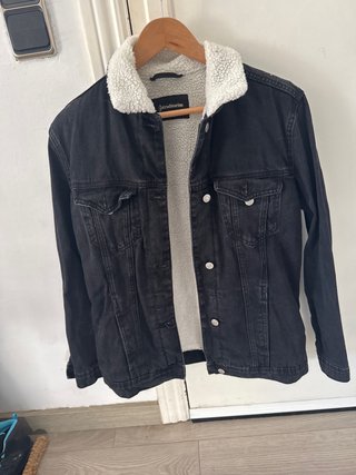 Chaqueta vaquera negra con borreguito
