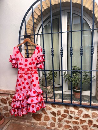 Traje de flamenca rosa con lunares rojos