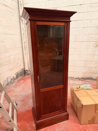 Vitrina de madera clásica
